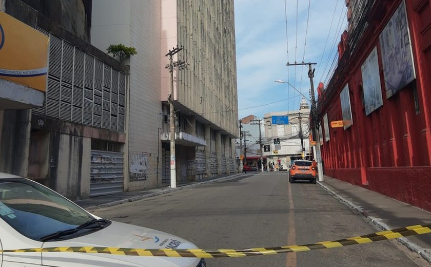 Janela do Produban cai em cima de carro no Centro de Maceió