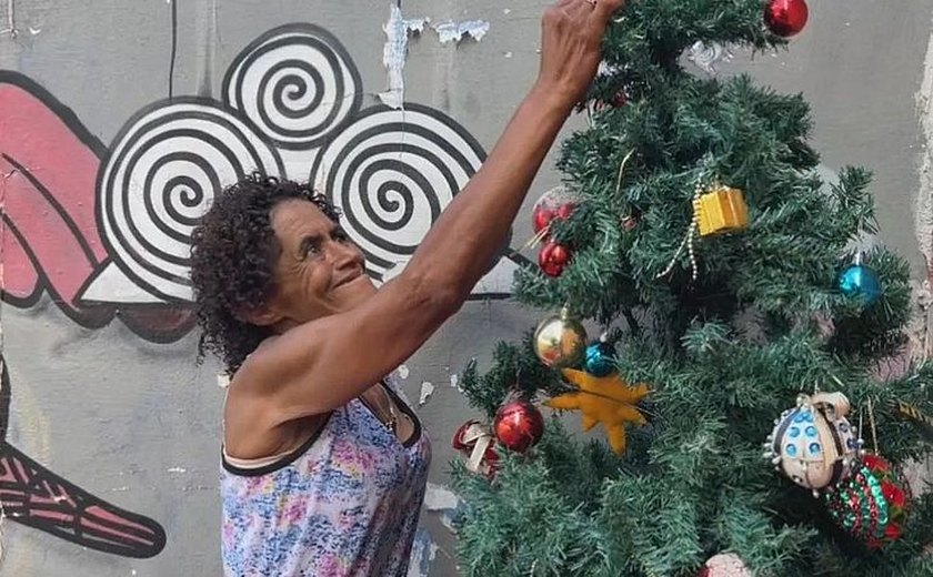 Casal em situação de rua monta árvore de Natal resgatada em meio a recicláveis: 'Do lixo ao luxo'