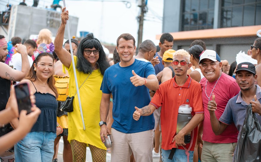 Ao som de trio elétrico bloco das “Kengas” leva Irreverência às ruas de Murici