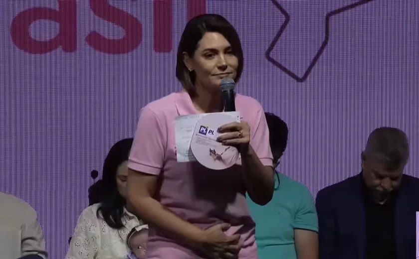 Em evento, Michelle Bolsonaro defende “submissão saudável da esposa ao marido”