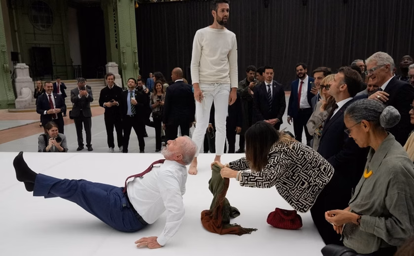 Em exposição, Lula se deita no chão e reproduz movimento de acrobatas