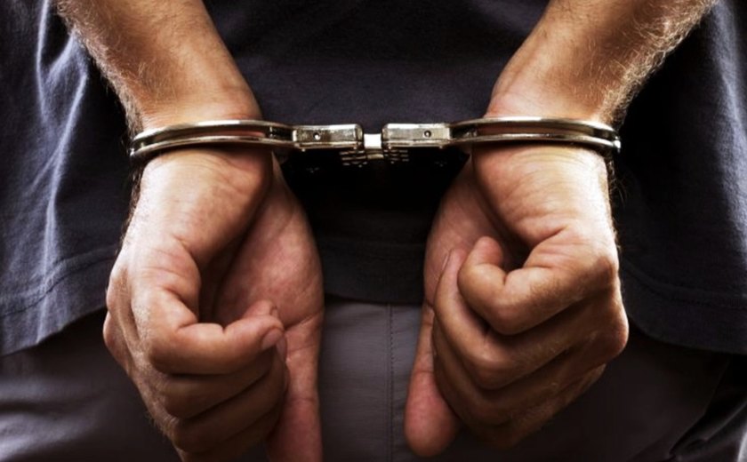 Ex-marido é preso após ameaçar mulher e destruir móveis da casa dela