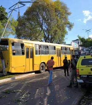 Desgovernado, ônibus escolar desce ladeira após ficar sem freios