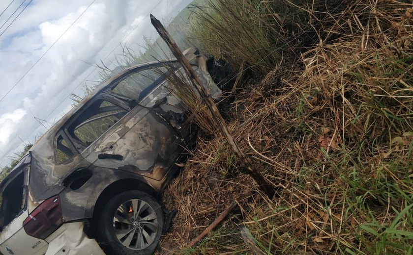 Carro incendeia após colisão na BR-104, em União