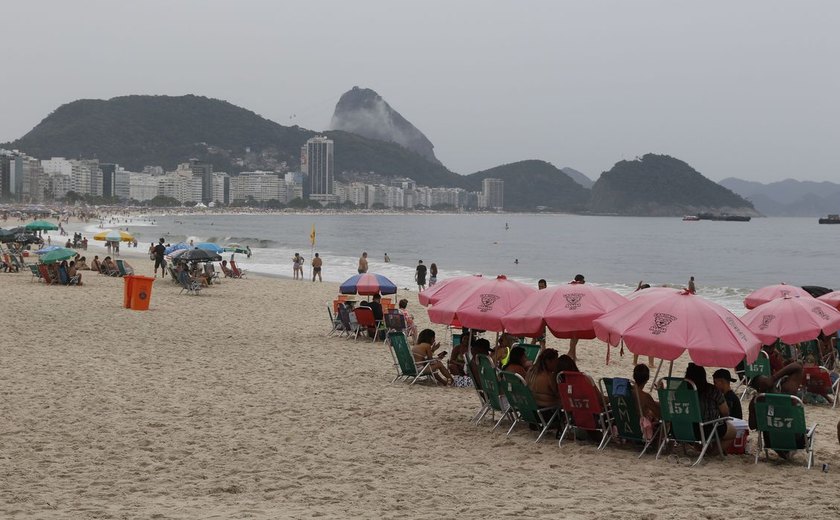Megaestrutura e mau tempo esperam público para show em Copacabana