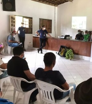 Prefeito de Branquinha se reúne com produtores de laranja e banana do município