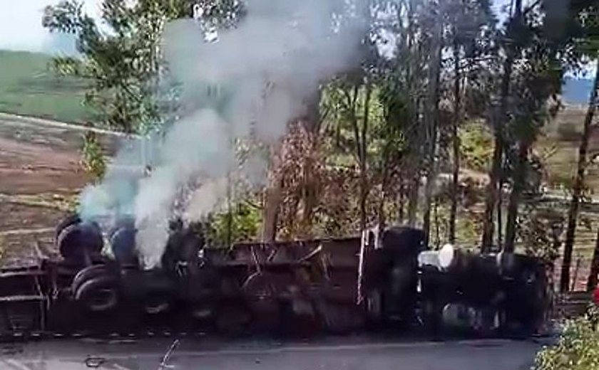 Carreta tomba na Ladeira da Melancia em São José da Laje