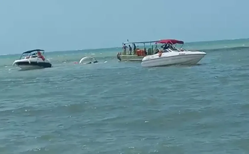 Lancha com 12 turistas afunda em Maragogi