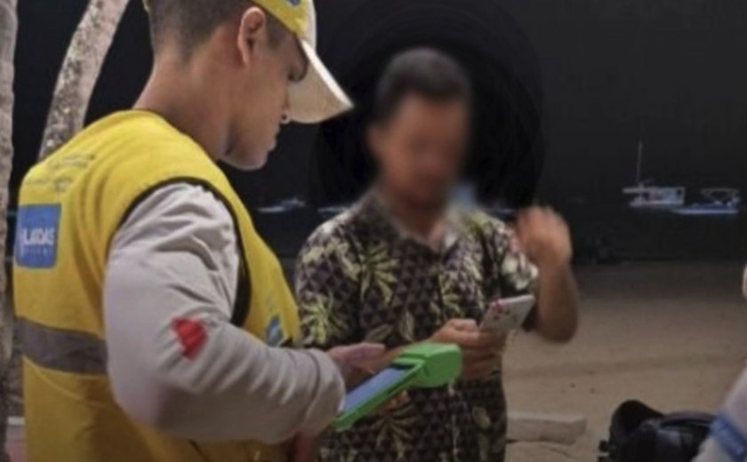 Ambulante é preso após gastar R$ 700 com cartão perdido na orla de Maceió