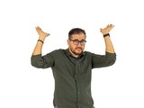 Transformando frustrações e dilemas em risadas, Afonso Padilha volta a Maceió com seu novo show