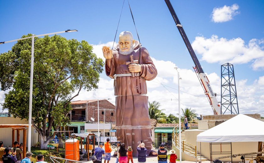 Começa a montagem da imagem de Frei Damião em Palmeira dos Índios