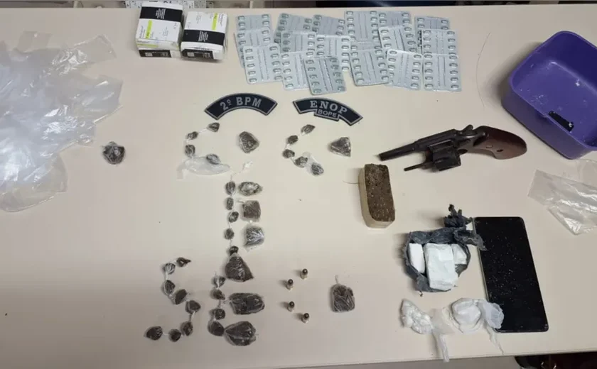 Após denúncia, Polícia Militar apreende drogas e arma em Murici