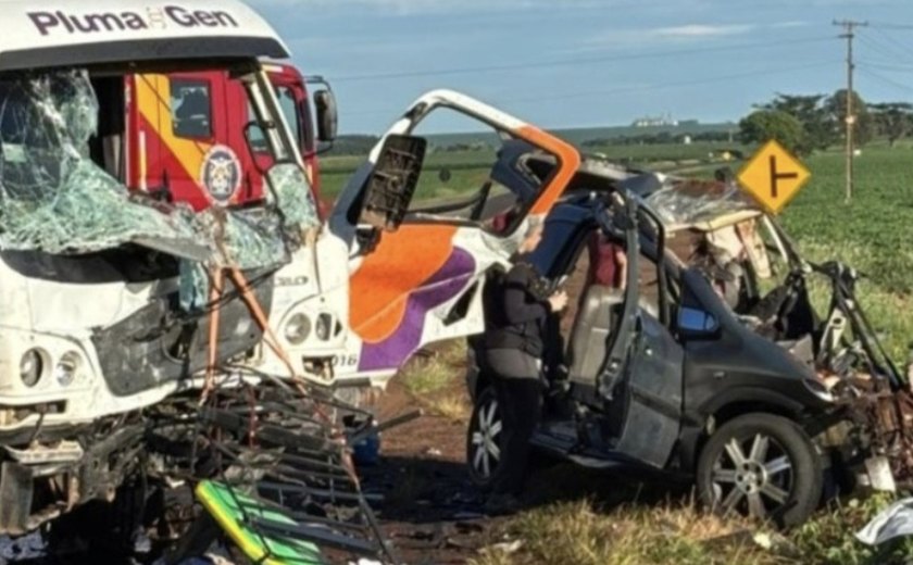 Tragédia familiar no retorno da praia: seis morrem em colisão com caminhão no PR