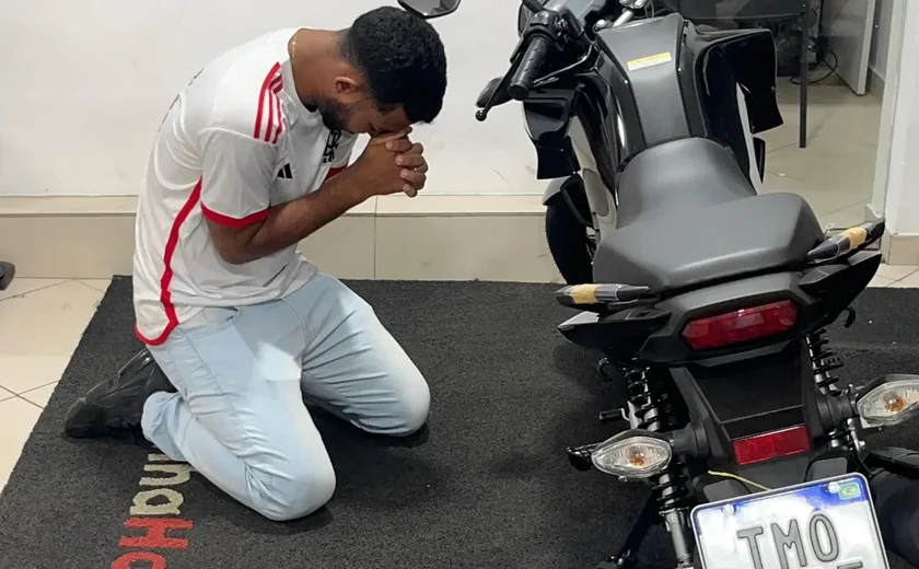 Da fé nasce a conquista: jovem se emociona ao realizar sonho e agradece a Deus de joelhos