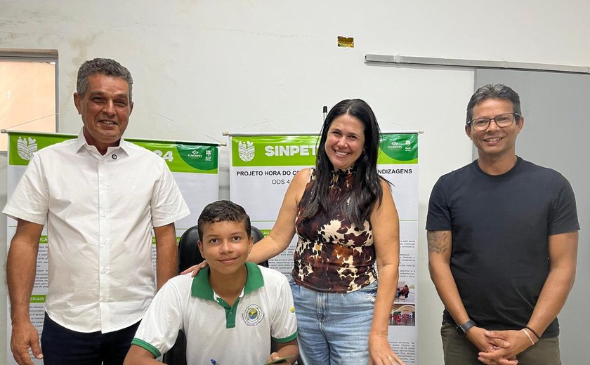 SINPETE: prefeito de Branquinha parabeniza estudantes autores que lançaram livros na Bienal