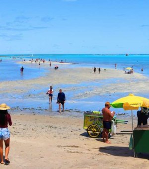 Bombeiros resgatam banhistas que ficaram ilhados no ‘Caminho de Moisés’ da Ponta Verde