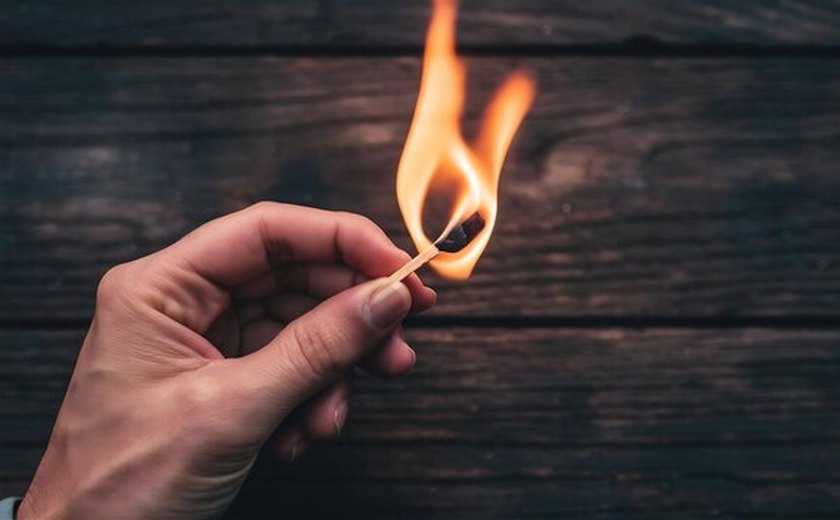 Embriagada, mulher tenta incendiar casa e acaba presa em União dos Palmares