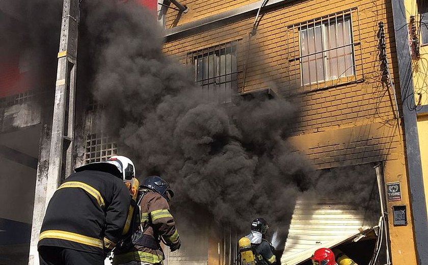 Um dia depois, Corpo de Bombeiros controla incêndio em depósito de pneus no Centro