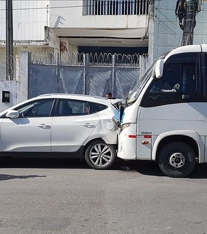 Micro-ônibus atinge carros no Centro de Maceió; um deles tinha 5 botijões de gás na mala