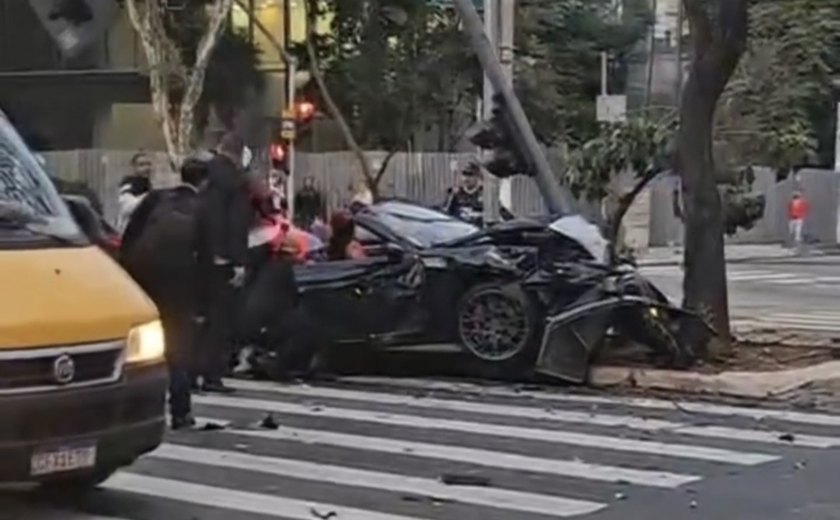 Influenciadores se acidentam com Porsche após postagens com bebida