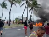 Moradores bloqueiam Avenida Assis Chateaubriand em protesto contra falta de energia em Maceió
