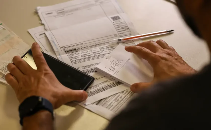 Salário mínimo de R$ 1.621 começa a ser pago nesta segunda