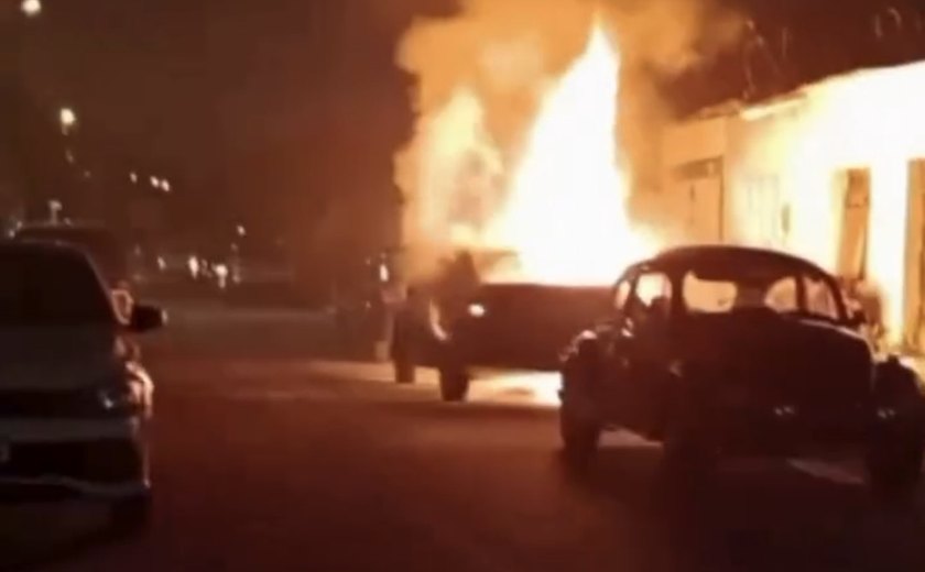 Carro pega fogo após ser estacionado sobre brasas em Maceió
