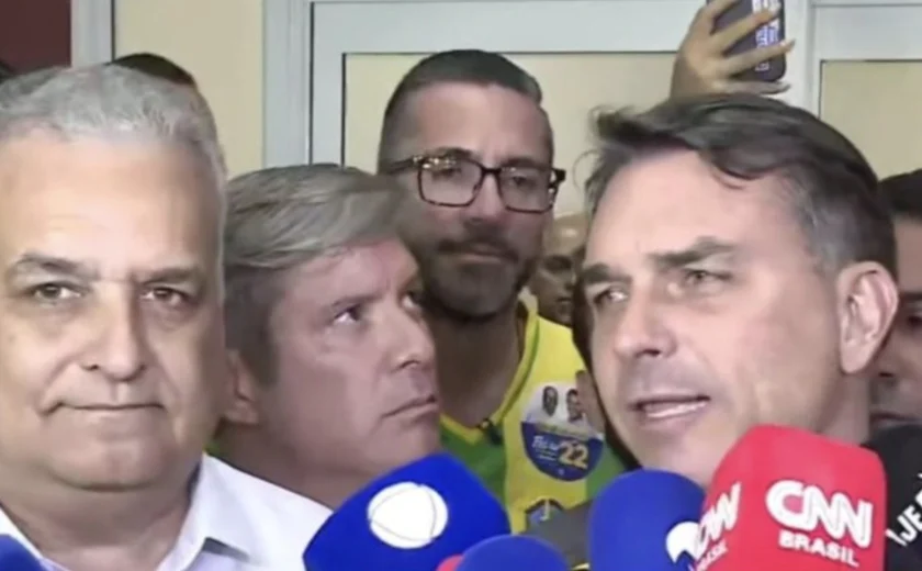 “JHC está com a gente na campanha”, diz Flávio Bolsonaro em Maceió