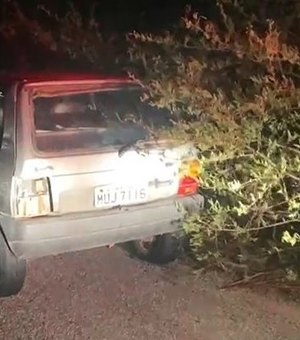 Corpo de homem é encontrado dentro de mala de carro em Delmiro Gouveia