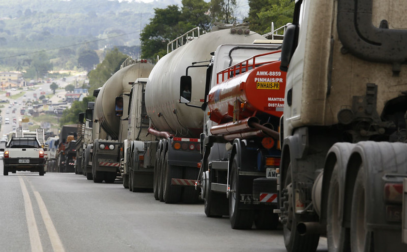 Após alta do diesel, caminhoneiros cobram Bolsonaro e falam em greve