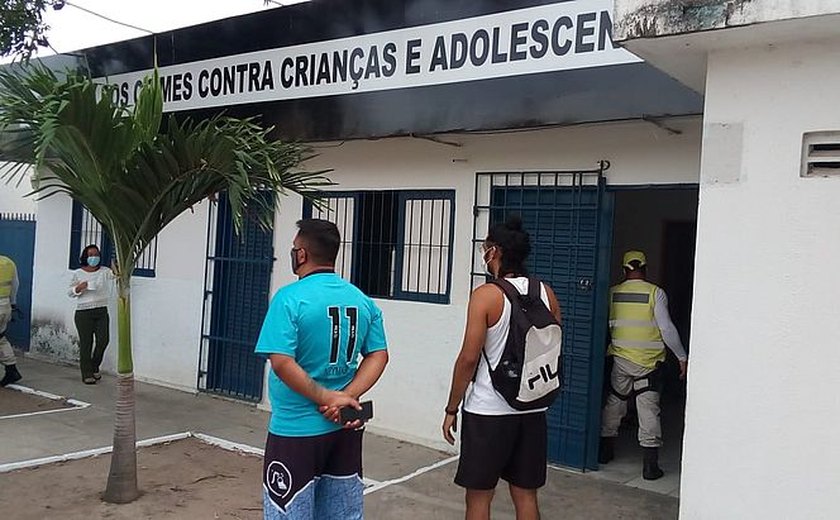 Turista é detida após agredir filho com deficiência na orla de Maceió