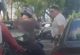 Homem armado agride motoboy após discussão no trânsito em Maceió