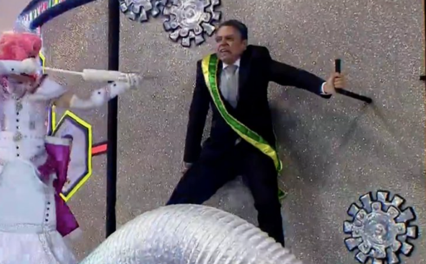 Vídeo: Bolsonaro “toma” vacina e vira jacaré em desfile de SP