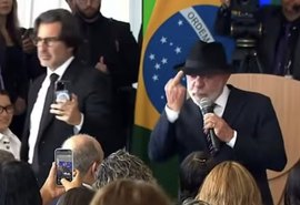 Lula faz gesto obsceno durante evento oficial do governo ao rebater que 'pobre não gosta de coisa boa'