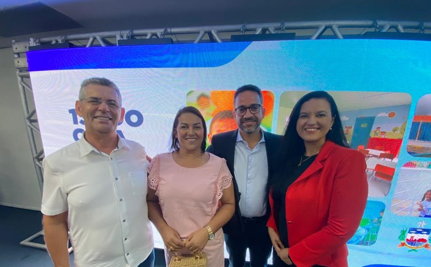 Geo Cruz participa de solenidade de entrega do Projeto de Lei para criação do 13º do cartão CRIA