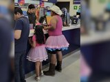 Pai se veste de tutu e collant para assistir Barbie junto com a filha