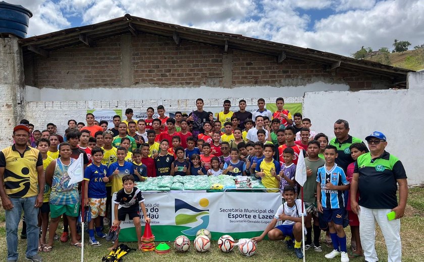 Santana do Mundaú: Atletas da escolinha Craques do Futuro ganham novos uniformes e materiais