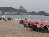 Megaestrutura e mau tempo esperam público para show em Copacabana