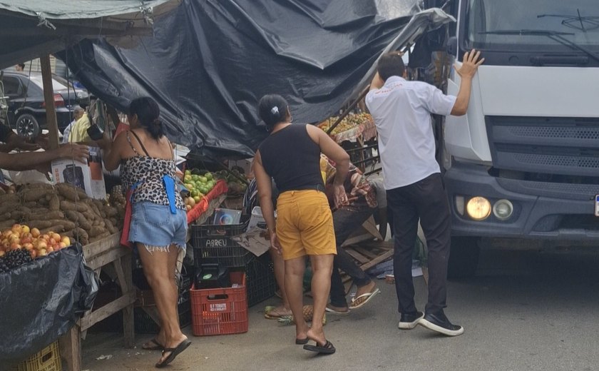Caminhão de guindaste fica preso em tenda de feira em União dos Palmares