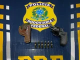 Polícia Rodoviária Federal prende homem por porte ilegal de arma de fogo na BR 104