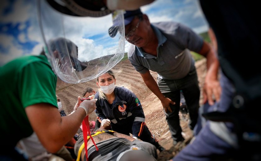 Em Porto Calvo, operador de trator fica ferido após veículo capotar em ribanceira