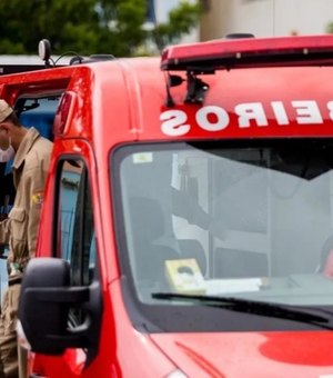 Idoso é socorrido pelo Corpo de Bombeiros, após ser encontrado caído na rua