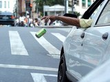 Quem jogar objetos na rua de dentro do veículo pode receber multa e quatro pontos na CNH