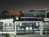 Mulher é empurrada de carro em movimento durante briga com marido em Maceió