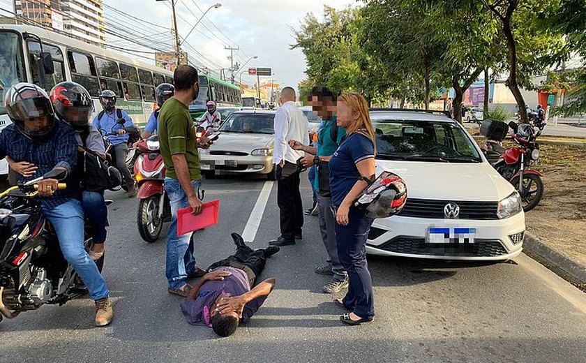 Pedestre é atropelado por moto e trânsito fica lento na Fernandes Lima