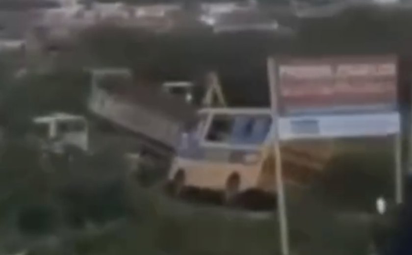 Ônibus escolar tomba em estrada rural de Alagoas; crianças sofrem escoriações leves