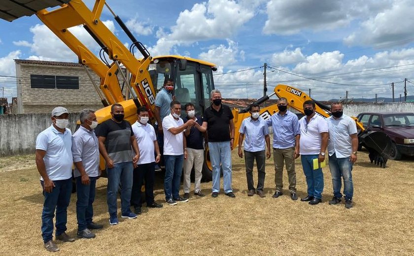 Prefeito Neno Freitas entrega uma retroescavadeira 0 Km e 300 kits de ferramentas para agricultores de Branquinha