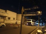 Asfalto cede e ônibus de turismo fica preso em buraco, em rua do Farol