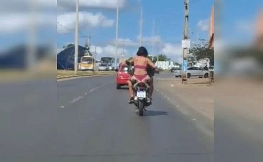 Desinibida da garupa: mulher é flagrada só de lingerie em passeio de moto