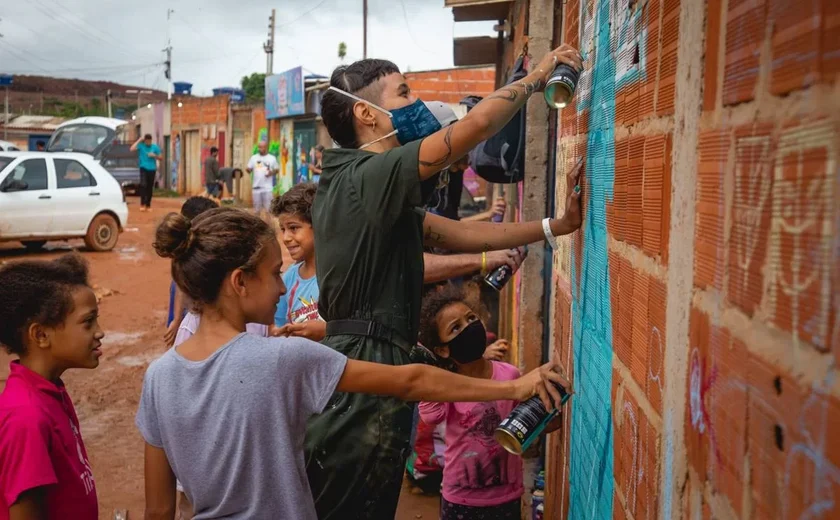 Grafiteiros usam arte para transformar identidade de comunidade do DF